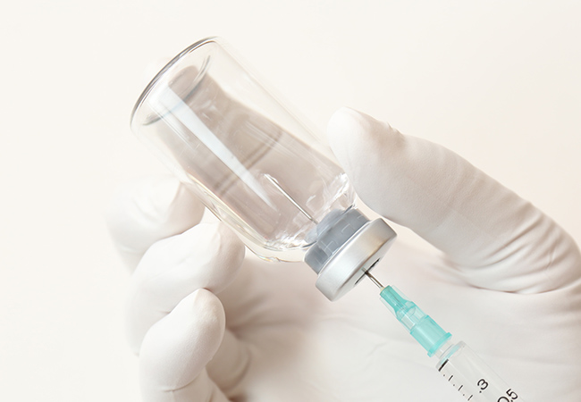 注射器に薬液を吸い上げる様子